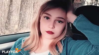 სექსუალური ბავშვი ხალისიანად იწოვს ფასდაკლების ბარათს